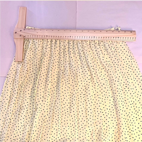 Yellow midi accordion skirt with navy sprinkles. - Picture 2 of 3